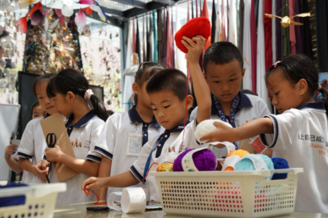 在桂南学校的美术课上，从取用材料到创作，再到整理工具和打扫教室，都是由学生自主完成的 （邓宝盈/摄）