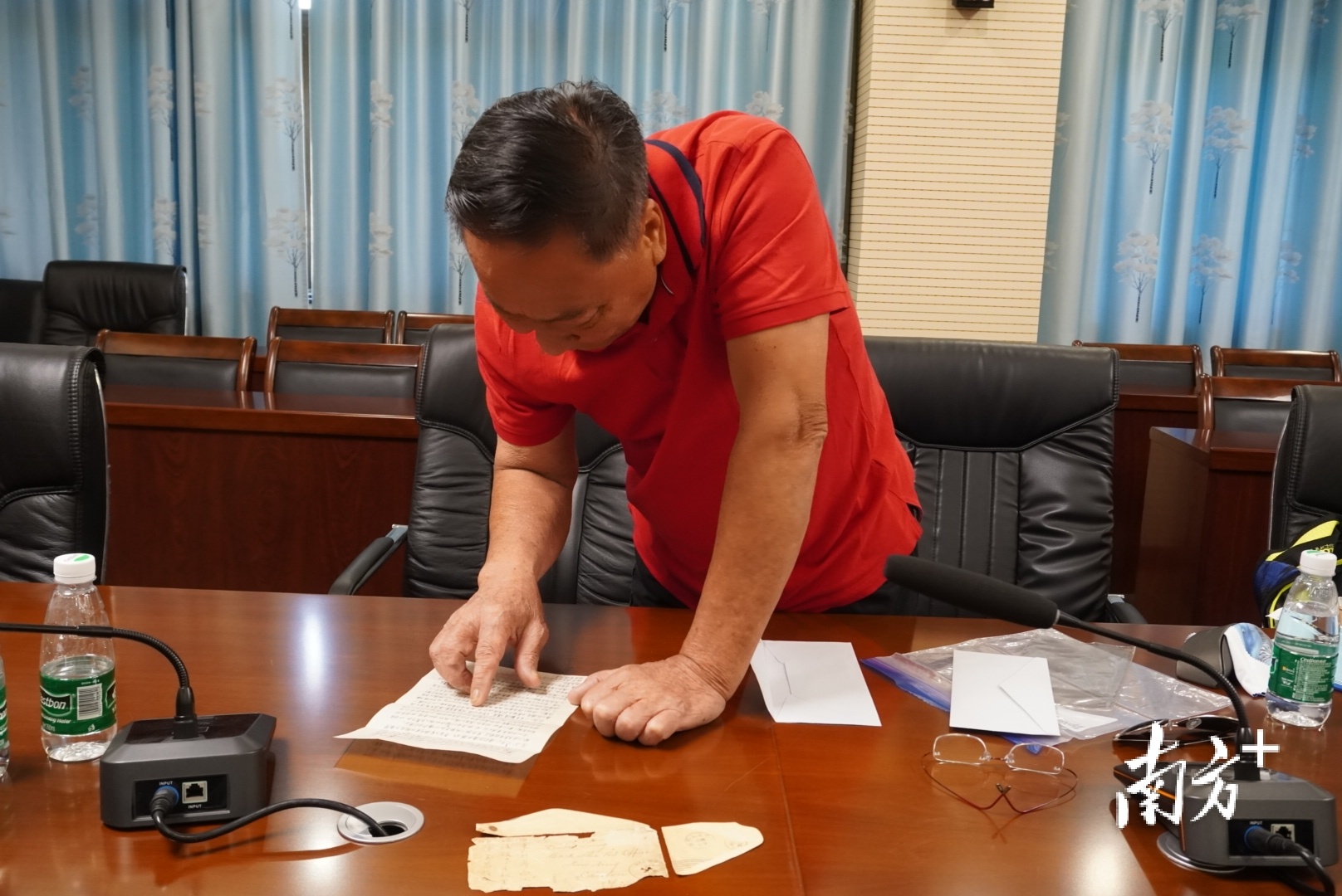 黄畅泉在展示马万昌的遗物。 黄畅泉在展示马万昌的遗物。