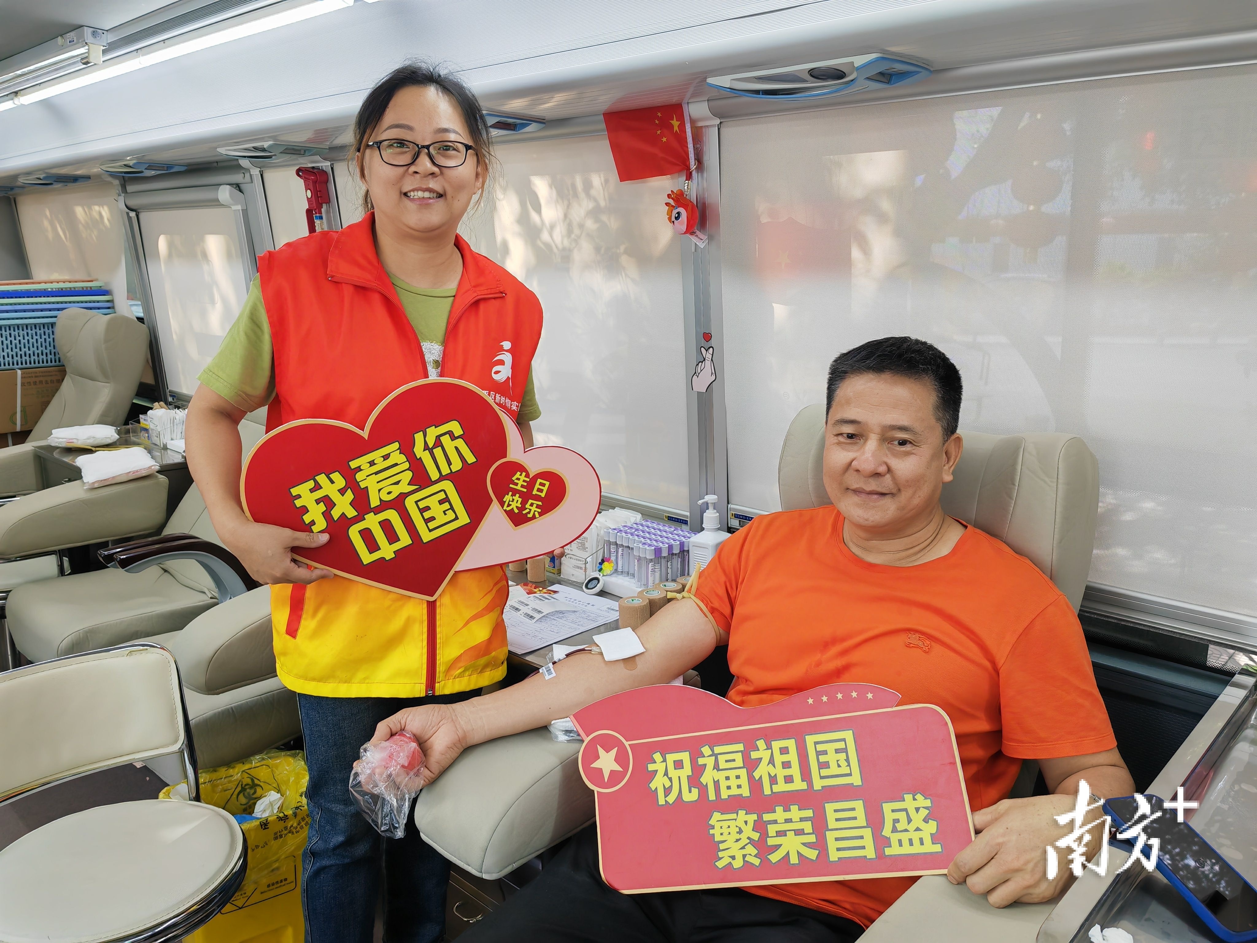 国庆当天，汕头市不少市民以无偿献血的方式传递爱心。受访者供图