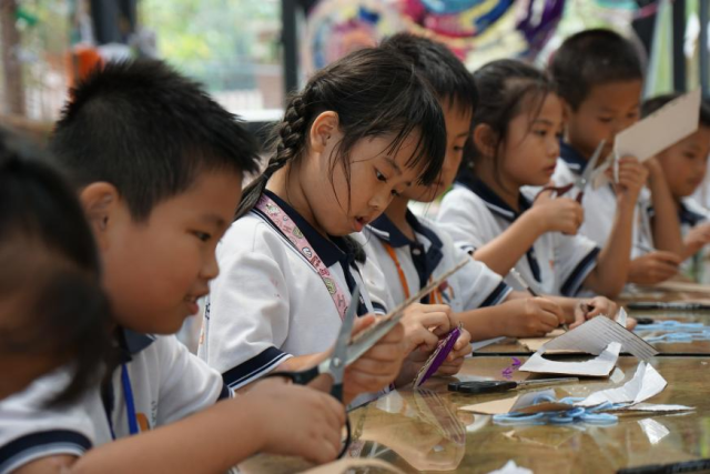 如今桂南学校的学生们所享受的课堂，是石张关三人在5年前创下的（邓宝盈/摄）