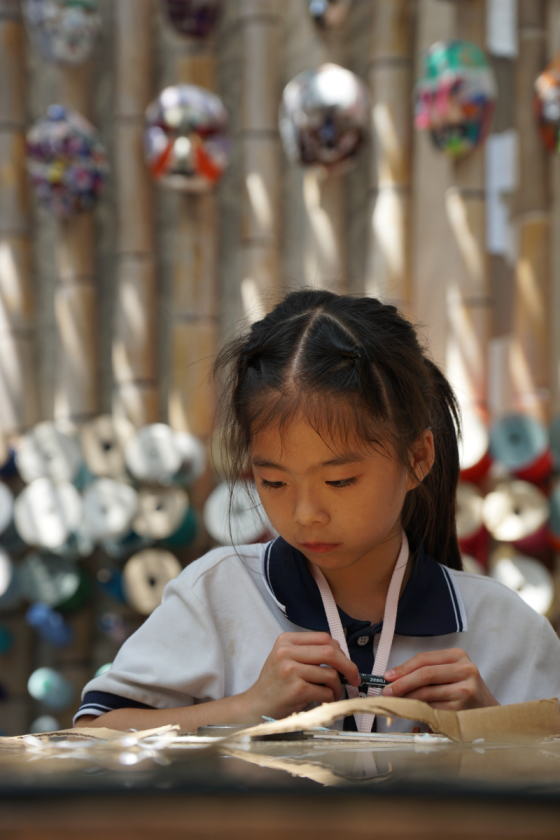 在桂南学校的美术课堂上，每一个孩子都十分专注 （邓宝盈/摄）