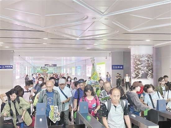 首批乘坐香港直达江门高铁列车的旅客顺利到站。