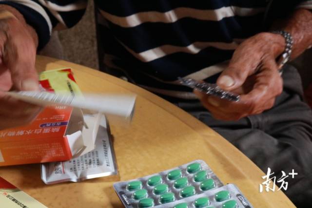 莫道侵细数家里的药（张璠/摄）