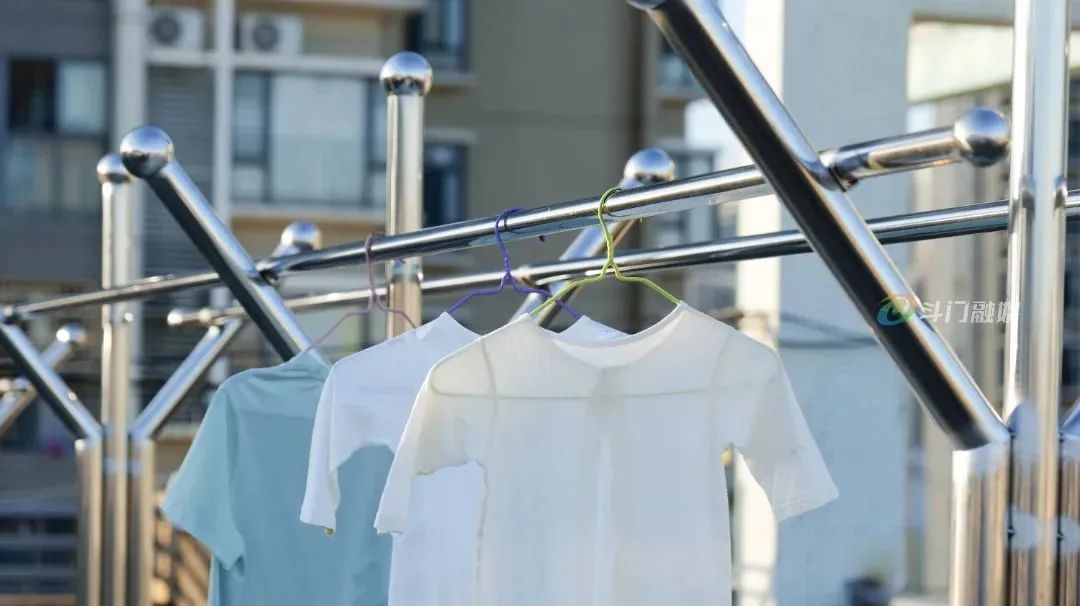 新增设的便民晾衣架。