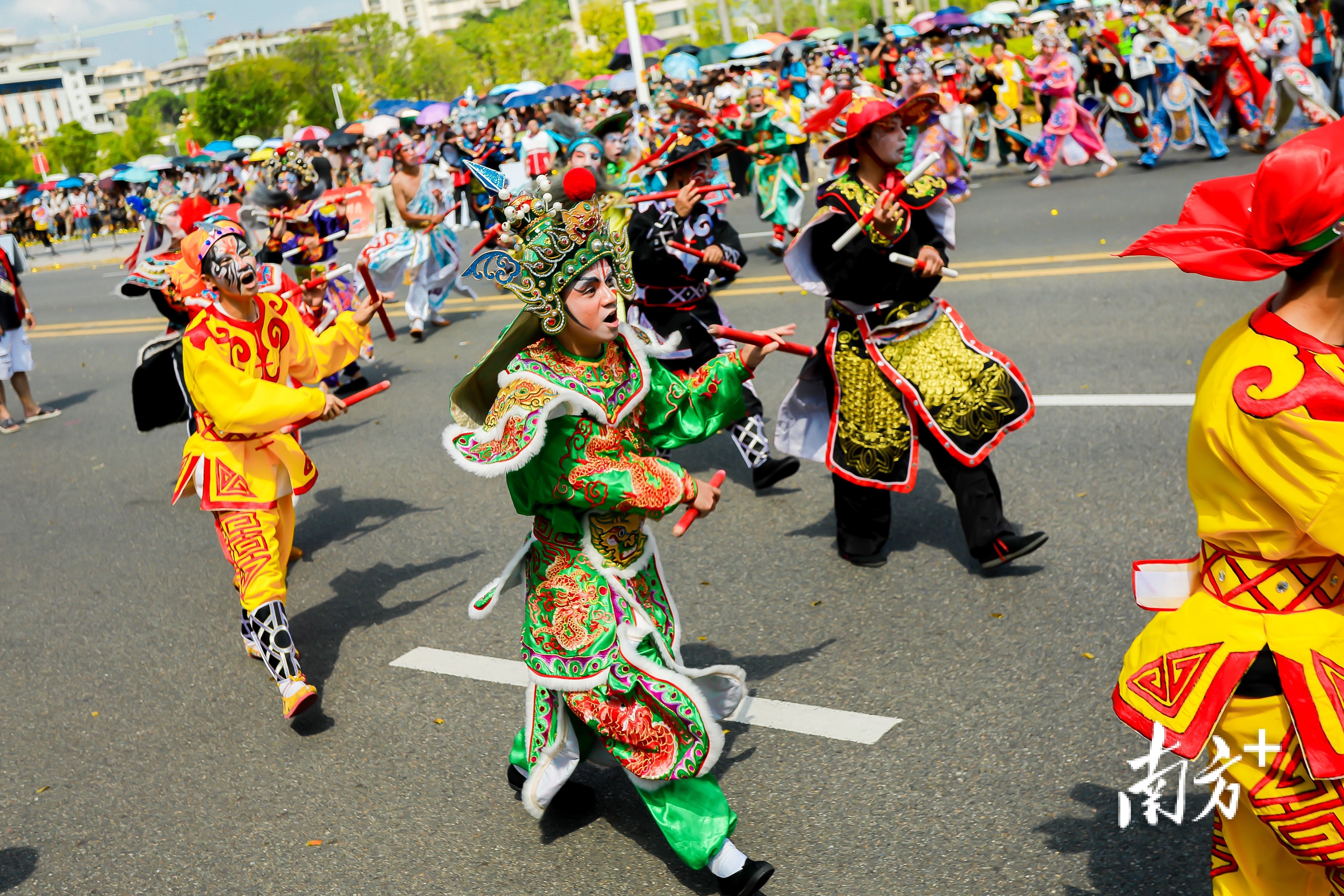 在国庆巡游中，英歌舞表演呈现中华“战舞”磅礴气势。 