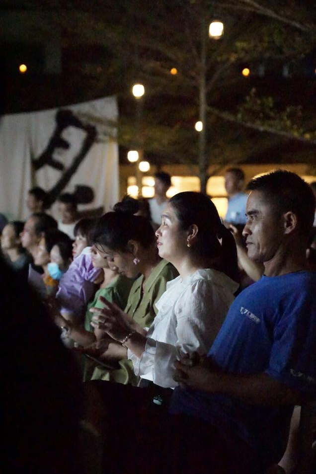 家长们静待着孩子上场（邓宝盈/摄）