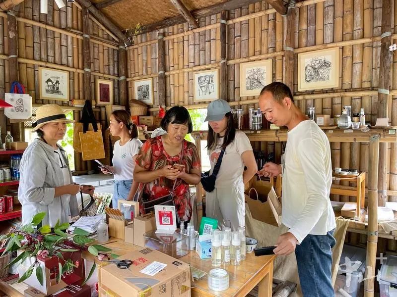 游人纷至沓来。记者 易承乐 摄