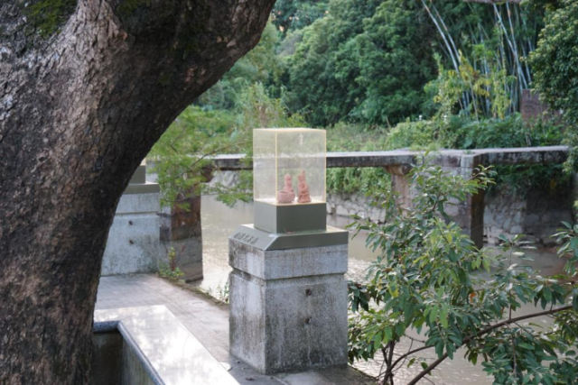 村道旁、小溪岸边的古树下，学生的美术作品走出了校门，出现在村内各个不经意的角落（邓宝盈/摄）