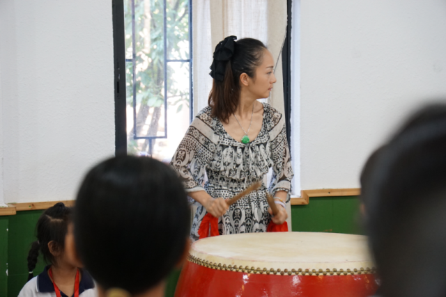 赵宇婷带着学生们进行雅集前最后一次排练（邓宝盈/摄）