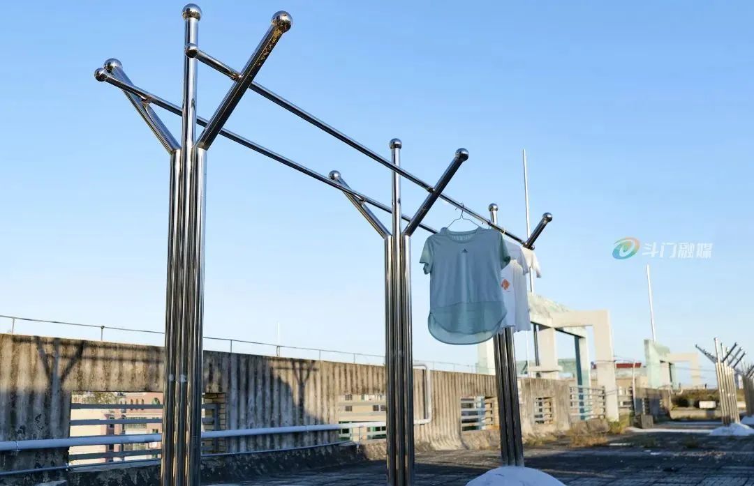 新增设的便民晾衣架