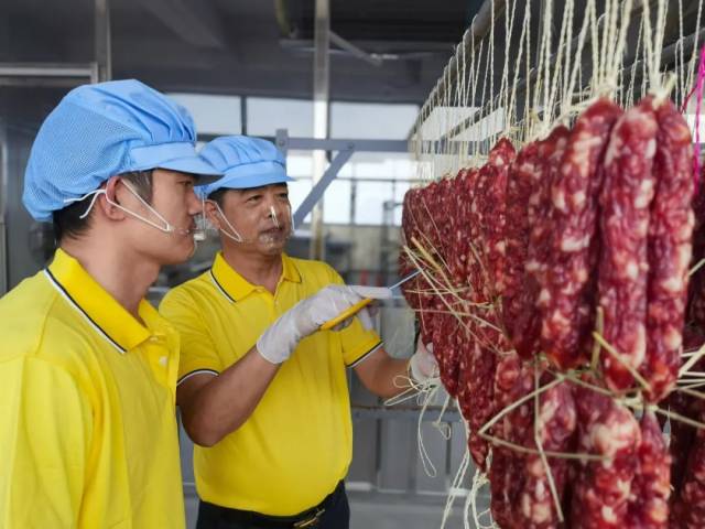 广中皇肉类制品厂总经理高治行（右二）获评黄圃“十大工匠”称号。