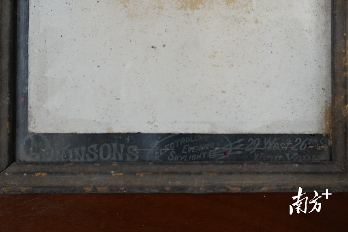 马万昌照片边缘的英文。 马万昌照片边缘的英文。