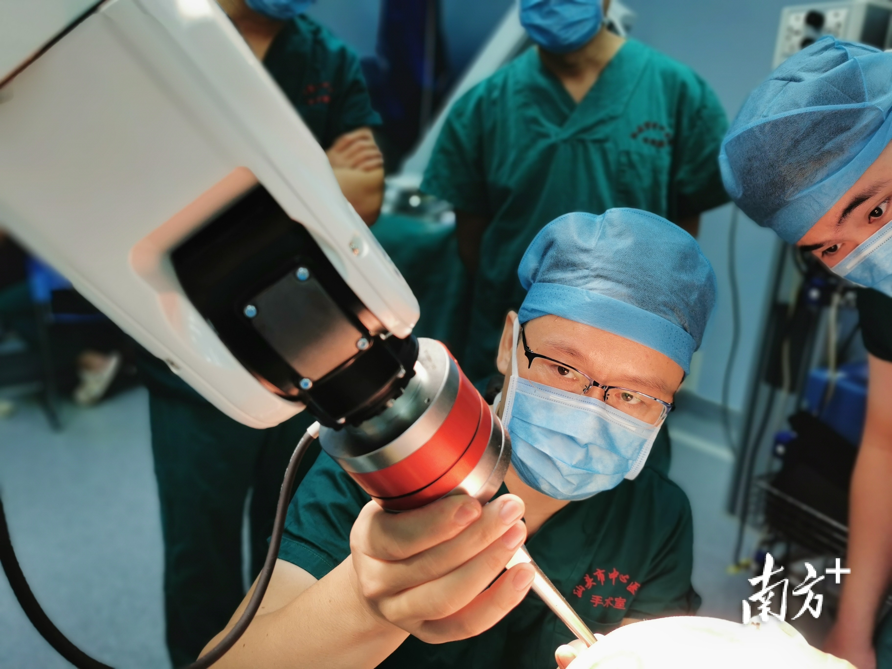 手术团队对患者大脑进行精确定位,高效顺利地完成植入手术。 受访者供图 手术团队对患者大脑进行精确定位,高效顺利地完成植入手术。 受访者供图