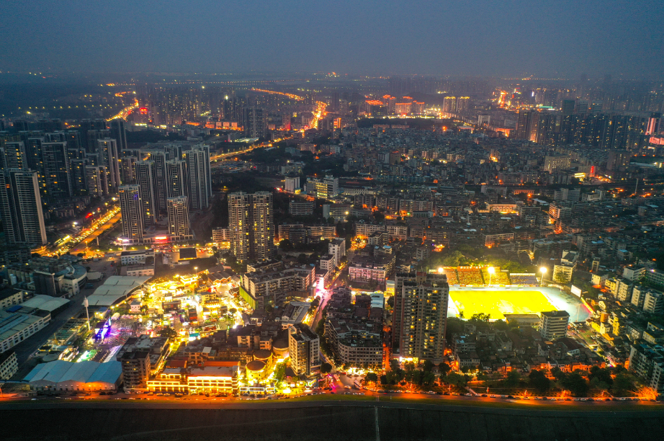 西南街道云秀社区夜景。杨立善 摄