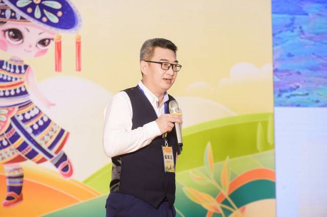 产业链代表上台推介。