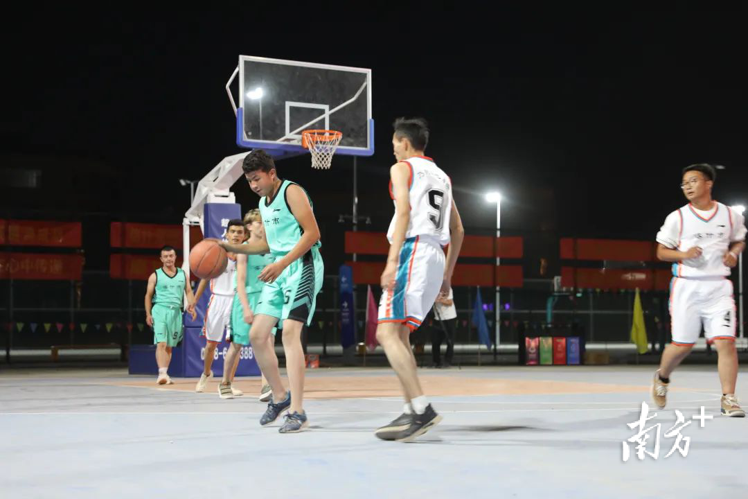  2023年喀什市“以及美杯”篮球联赛（村落BA）角逐现场。球场努尔麦麦提摄