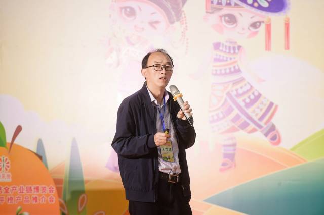 西南大学柑桔研究所研究员江东。