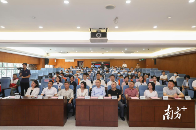 正在举行中国造血干细胞捐献者资料库定点采集医院揭牌仪式的活动现场。