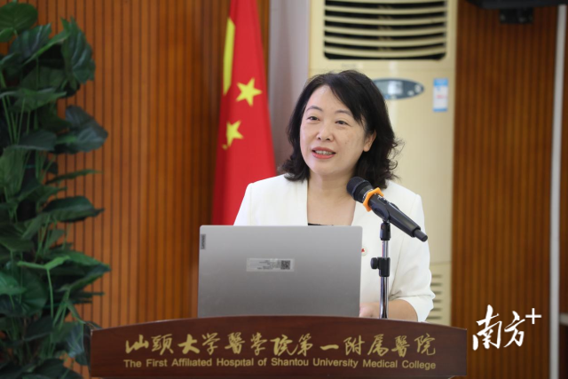 汕头市红十字会党组书记、常务副会长陈飒发言。