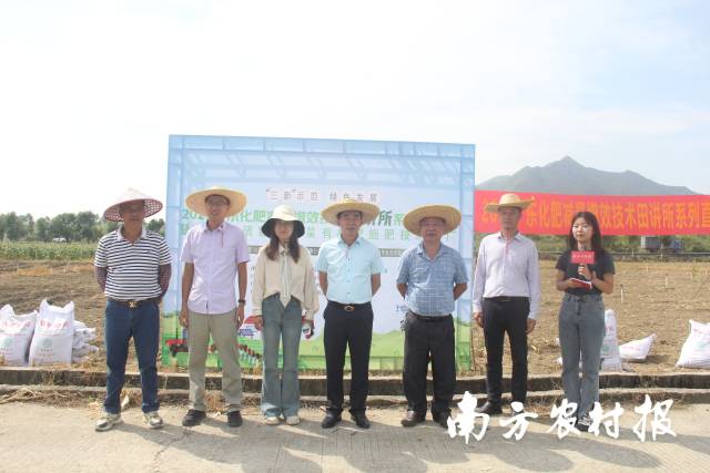 田间直播现场嘉宾。