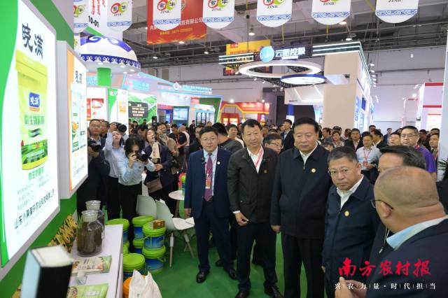 领导巡紫牛生物科技展位