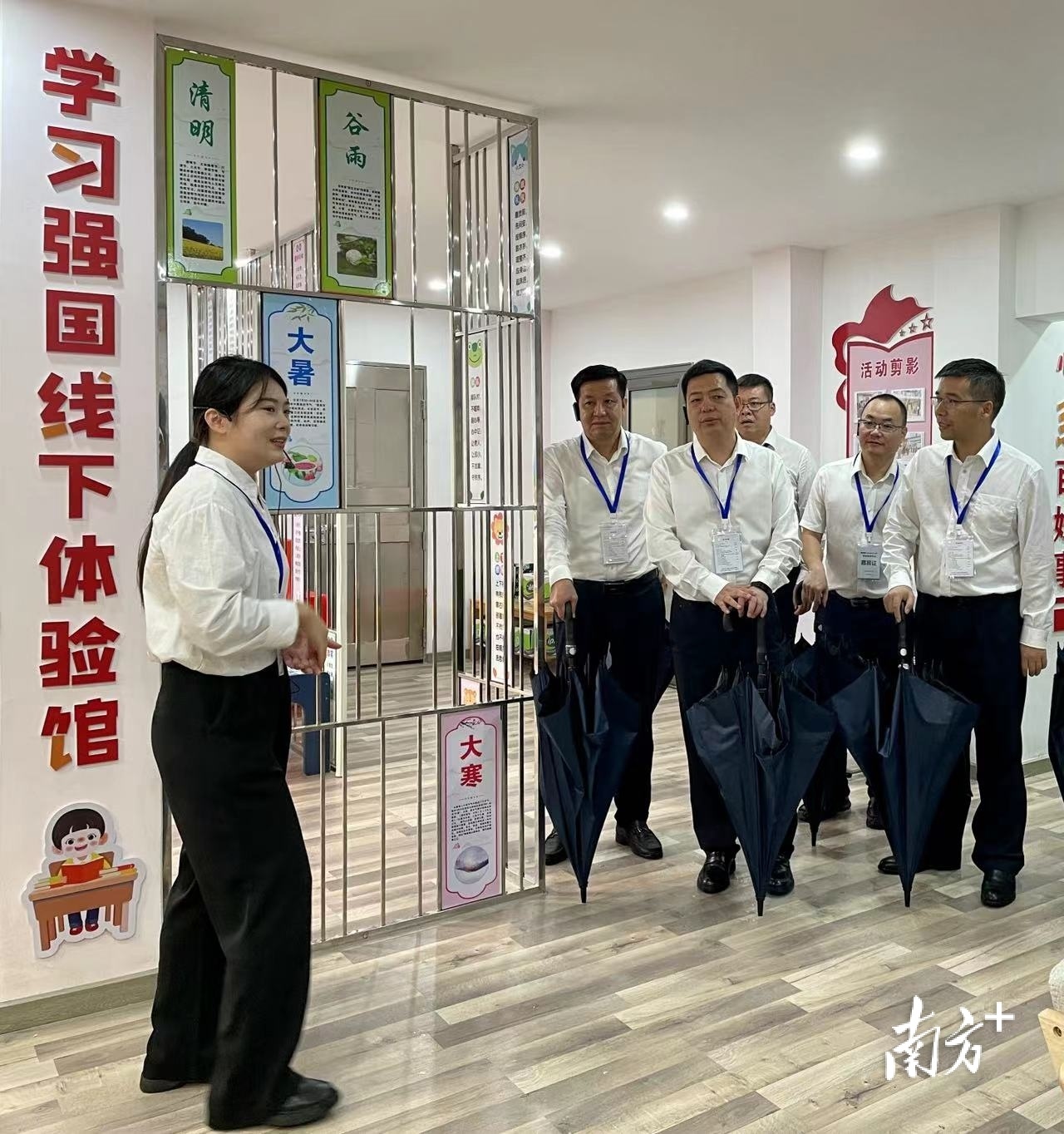 与会嘉宾现场参观了金融街片区老旧小区改造项目。 与会嘉宾现场参观了金融街片区老旧小区改造项目。
