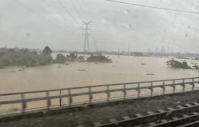 进入茂名地区，台风大片土地被淹
