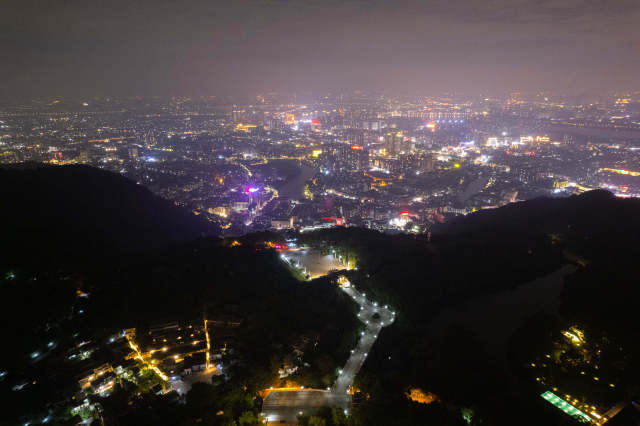市民重阳登高西樵山,眺望璀璨夜景.李霞玉 摄