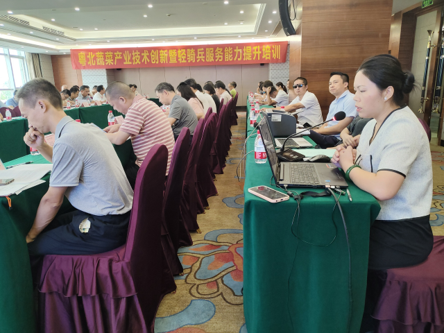 韶关市农业科技推广中心支部副书记、高级农艺师邓冬梅（右一）