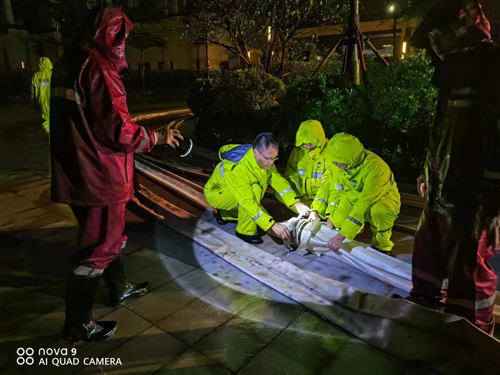 禅城区盈浩排水公司应急抢险先锋队在对接排涝泵泵管。