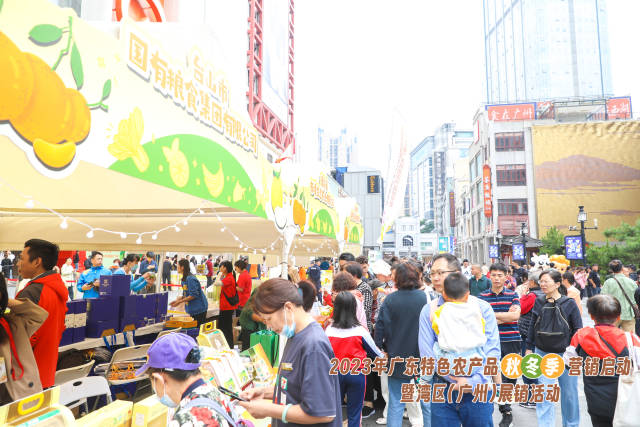 活动现场气氛热烈，人头攒动。