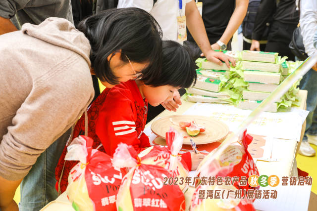 现场设置有趣味游戏区，市民参与热情高涨。