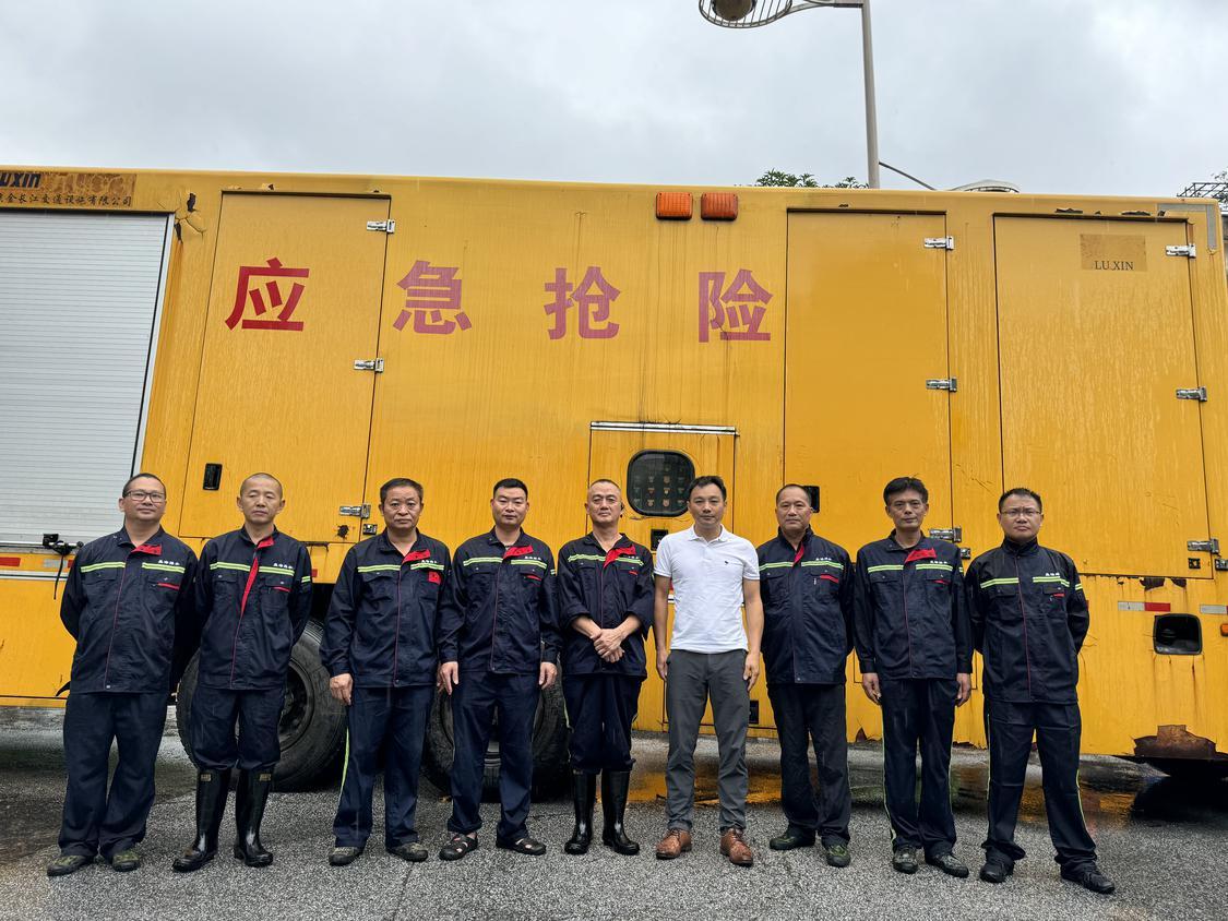 禅城区盈浩排水公司应急抢险先锋队派出8人2台排涝车支援茂名。