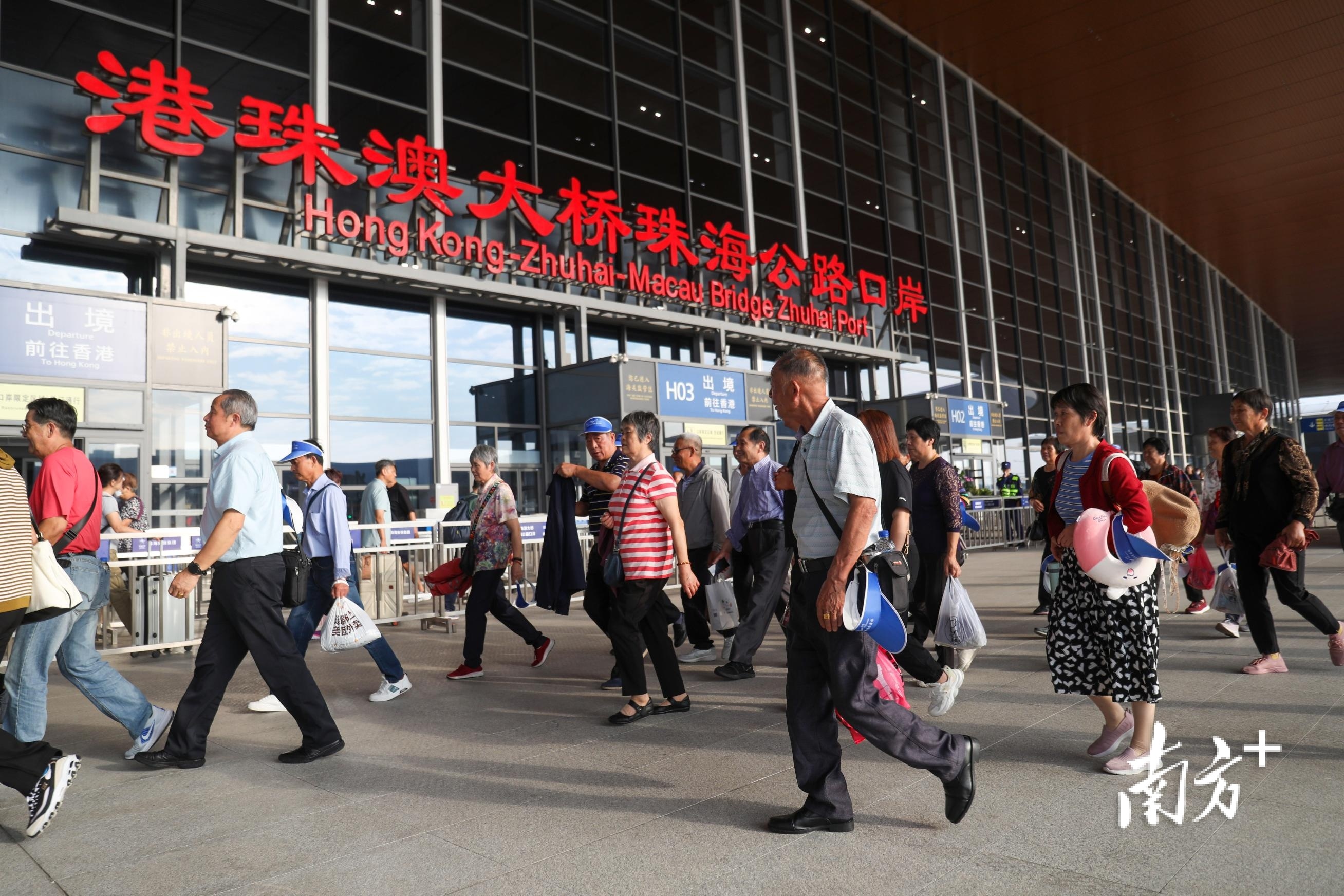 港珠澳大桥珠海公路口岸人头攒动。南方+记者 钱文攀 摄