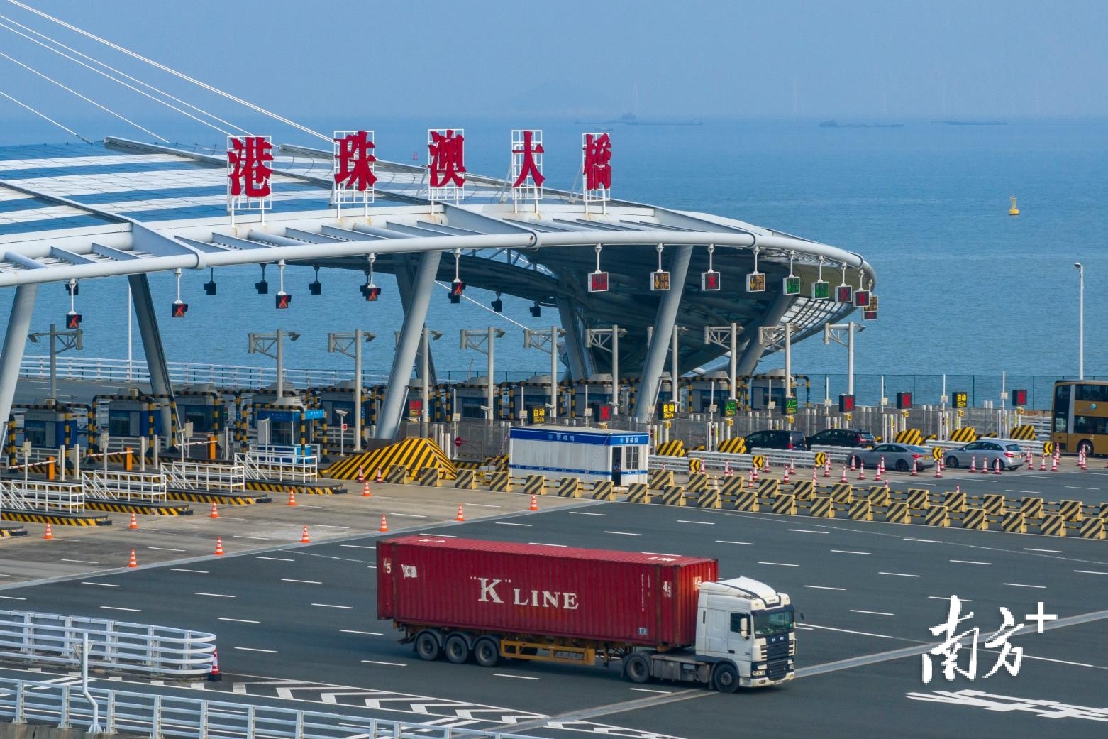 2023年10月23日下午，货车通过港珠澳大桥入境广东。南方+记者 钱文攀 摄