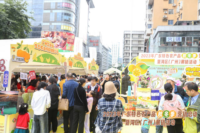 四面八方前来“赶集”的市民越来越多，多个展位前排起长队。