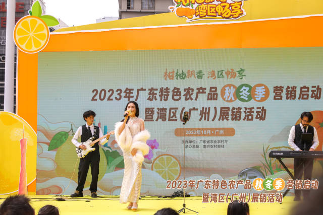 乐队现场开Show。