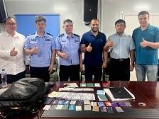 广交会外商遗失2万美元及23张银行卡，诚信“的哥”如数归还