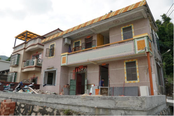 毛永雄改造中的两间房屋（邓宝盈/摄）