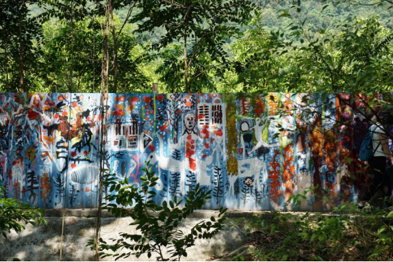 孩子的作品让桂南村在静谧之美之外，多了天真和艺术的气息（邓宝盈/摄）