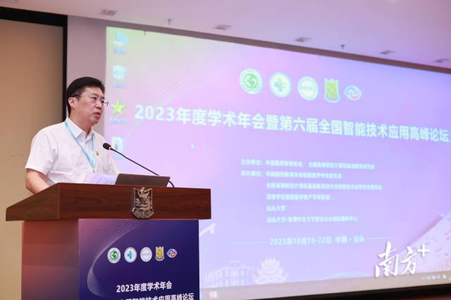  汕头大学党委副书记、校长郝志峰。