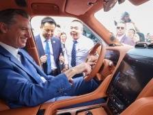美国加州州长来深圳了！坐上比亚迪越野车，还兜了一圈