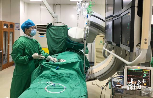专家在进行心脏血管介入手术中。  通讯员 高州 供图