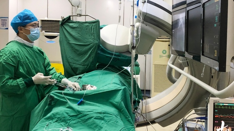老翁心脏骤停  生死时速救命