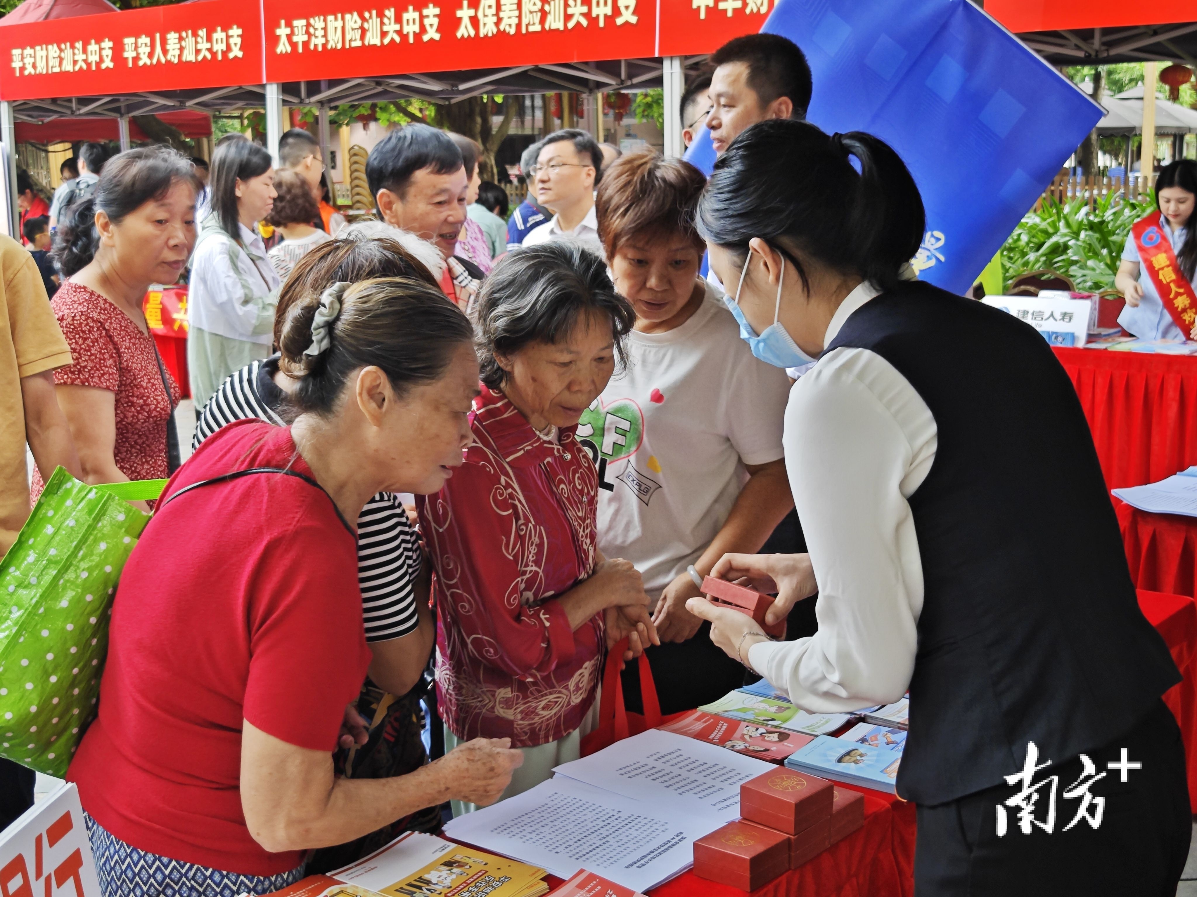 汕头金融机构向老年群体开展金融知识宣传教育活动。谢嘉龙 摄