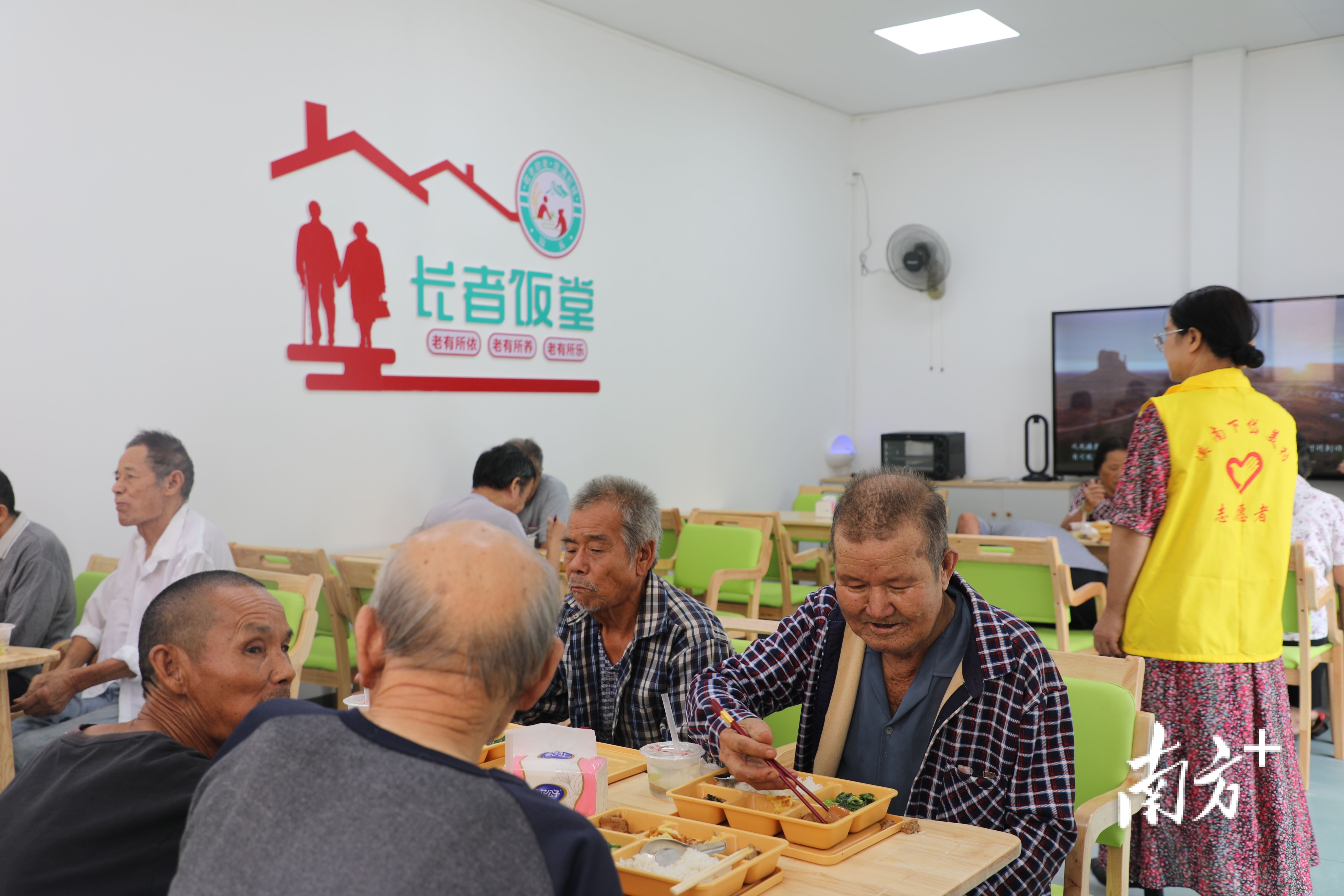 下岱美村的老人吃上了热乎乎的饭菜。郑淼鑫 摄