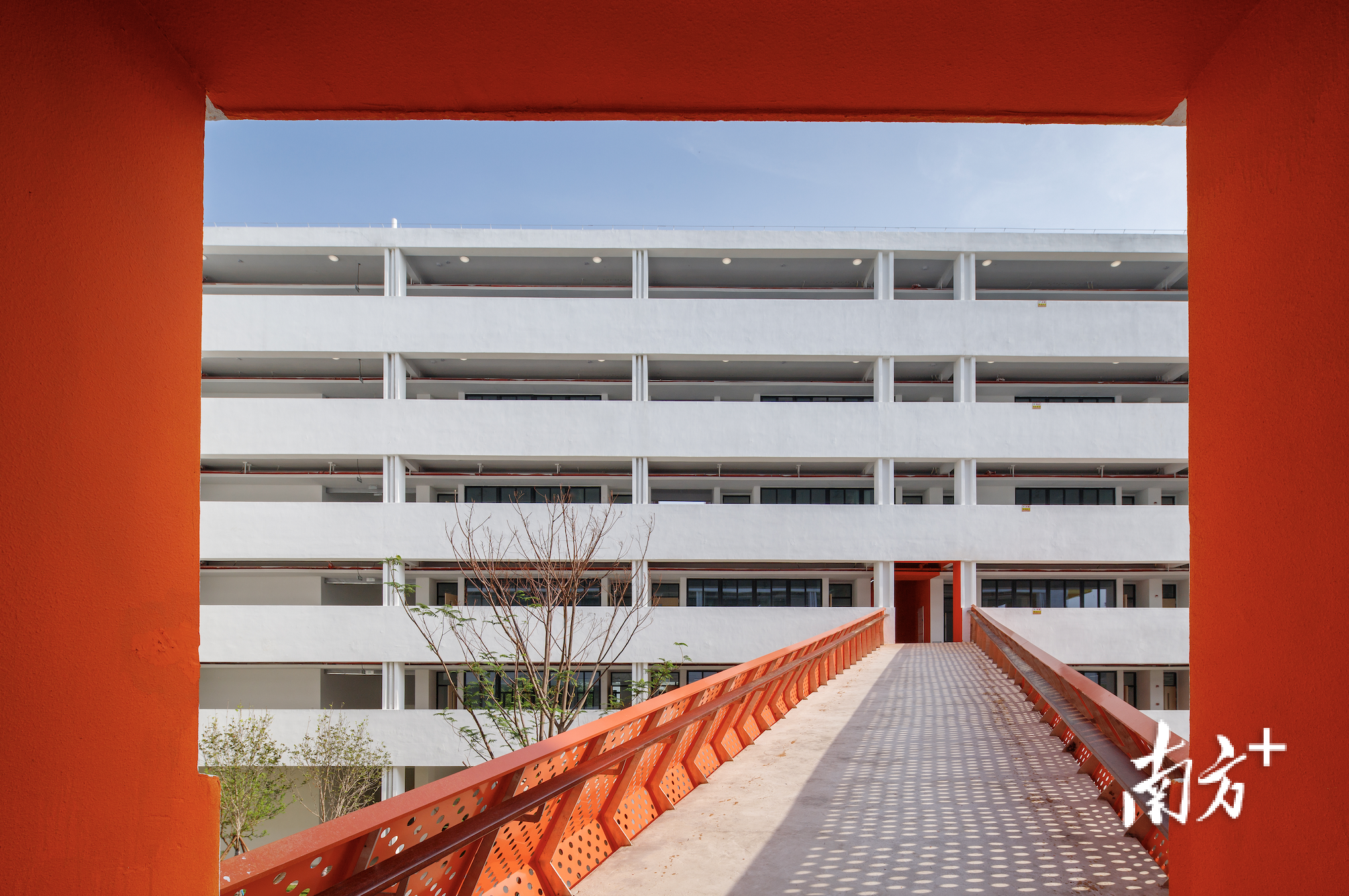 金桂高中教学楼之间有连廊联通,方便教师、学生快速穿越。通讯员供图 金桂高中教学楼之间有连廊联通,方便教师、学生快速穿越。通讯员供图