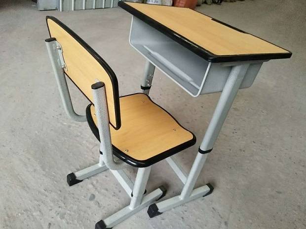 钢木可升降课桌椅。