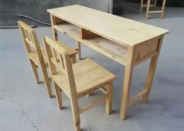 实木课桌椅。