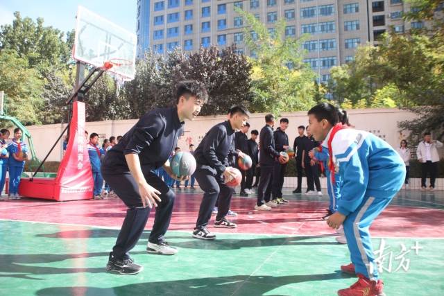  广东青年队球员为喀什当地学生送上篮球本领磨炼